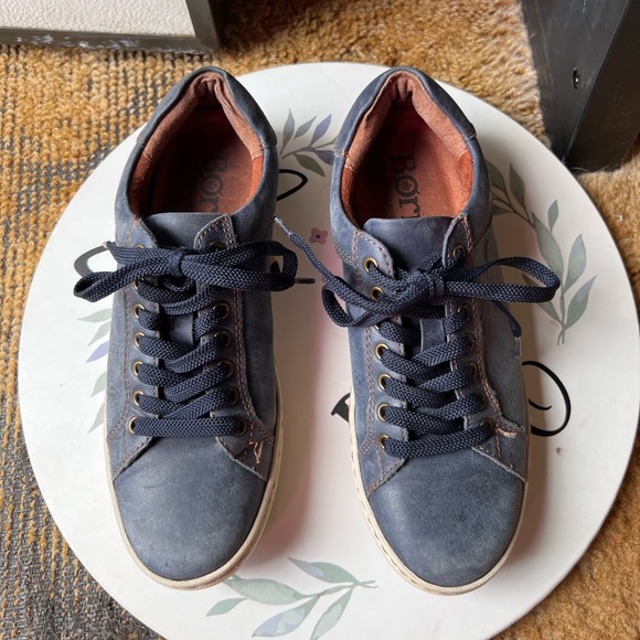 Women’s BORN genuine leather navy blue color sneakers. - Picture 9 of 17